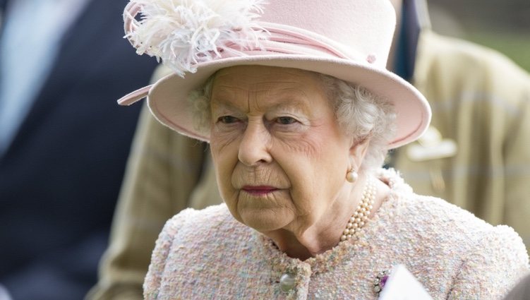 La Reina Isabel con gesto serio en Ascot
