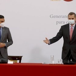 El Rey Felipe con Pedro Sánchez en su reaparición tras su cuarentena preventiva