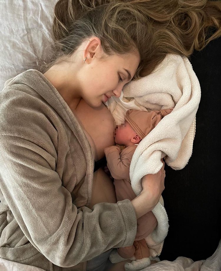 Romee Strijd con su hija Mint recién nacida