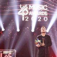 Dani Martín con su premio Golden Awards de Los 40 Music Awards 2020