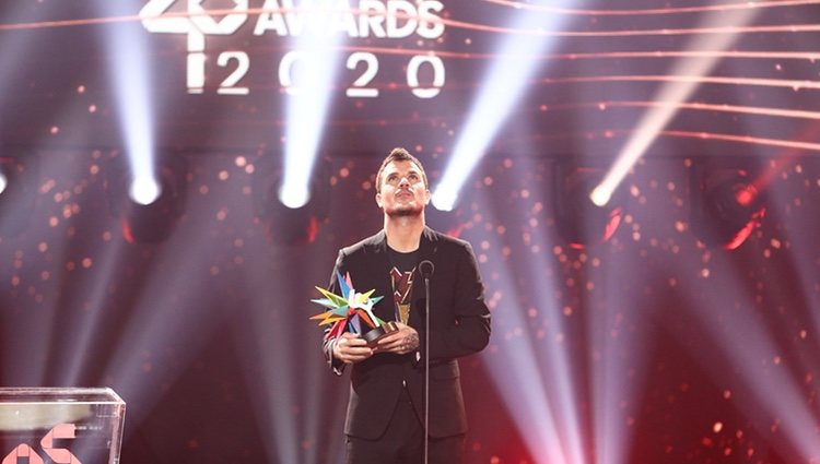 Dani Martín con su premio Golden Awards de Los 40 Music Awards 2020