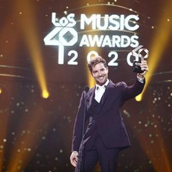 David Bisbal con su premio en Los 40 Music Awards 2020