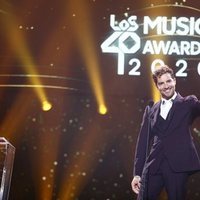 David Bisbal con su premio en Los 40 Music Awards 2020