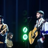 Nil Moliner y Dani Fernández actuando en Los 40 Music Awards 2020