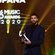 Pablo Alborán posa con su premio en Los 40 Music Awards 2020