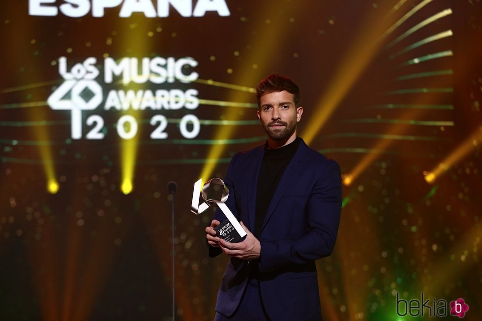 Pablo Alborán posa con su premio en Los 40 Music Awards 2020