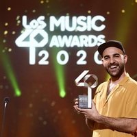Nil Moliner con su premio de Los 40 Music Awards 2020