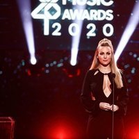 Edurne entregando un premio en Los 40 Music Awards 2020