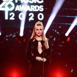 Edurne entregando un premio en Los 40 Music Awards 2020