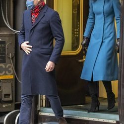 El Príncipe Guillermo y Kate Middleton a su llegada a Edimburgo en su Royal Train Tour