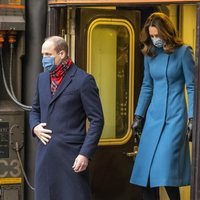 El Príncipe Guillermo y Kate Middleton a su llegada a Edimburgo en su Royal Train Tour