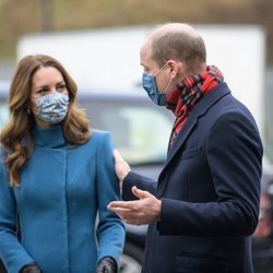 El Príncipe Guillermo y Kate Middleton con mascarilla en su visita al servicio escocés de ambulancias durante su Royal Train Tour