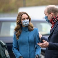El Príncipe Guillermo y Kate Middleton con mascarilla en su visita al servicio escocés de ambulancias durante su Royal Train Tour