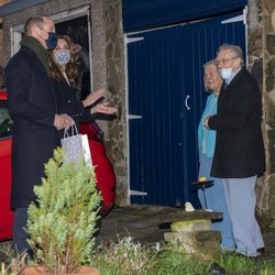 El Príncipe Guillermo y Kate Middleton con Len Gardner y su mujer en Batley durante su Royal Train Tour