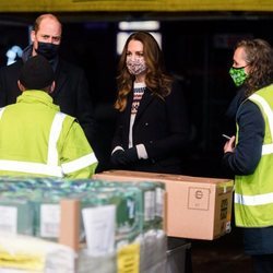 El Príncipe Guillermo y Kate Middleton visitan un banco de alimentos en Manchester durante su Royal Train Tour