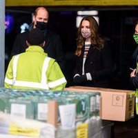El Príncipe Guillermo y Kate Middleton visitan un banco de alimentos en Manchester durante su Royal Train Tour