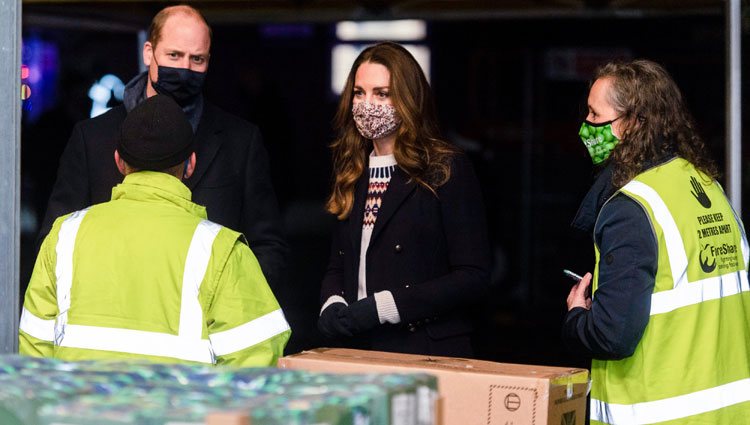 El Príncipe Guillermo y Kate Middleton visitan un banco de alimentos en Manchester durante su Royal Train Tour