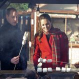 El Príncipe Guillermo y Kate Middleton con unos dulces en Cardiff en su Royal Train Tour