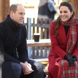 El Príncipe Guillermo y Kate Middleton, muy sonrientes en Cardiff en su Royal Train Tour