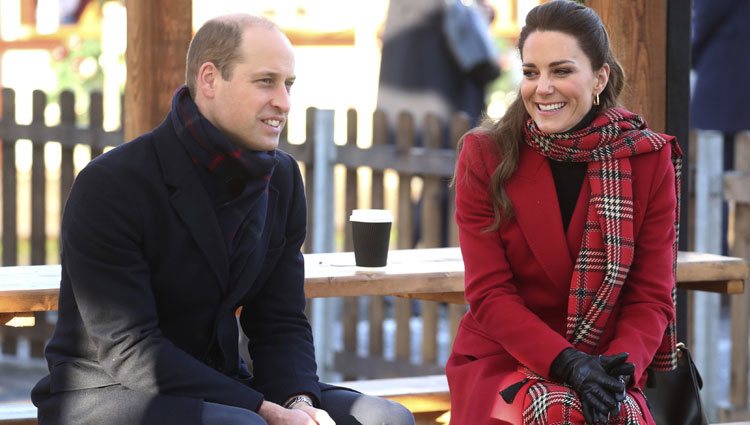 El Príncipe Guillermo y Kate Middleton, muy sonrientes en Cardiff en su Royal Train Tour