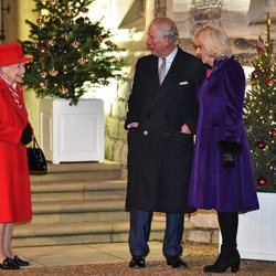 La Reina Isabel, el Príncipe Carlos y Camilla Parker en un encuentro con voluntarios y trabajadores esenciales en Windsor Castle