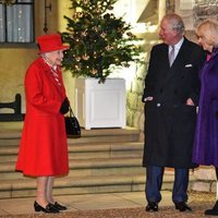 La Reina Isabel, el Príncipe Carlos y Camilla Parker en un encuentro con voluntarios y trabajadores esenciales en Windsor Castle