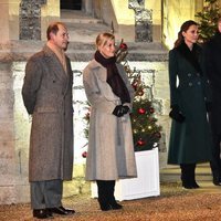 El Príncipe Guillermo y Kate Middleton y el Príncipe Eduardo y Sophie Rhys-Jones en un encuentro con voluntarios en Windsor Castle