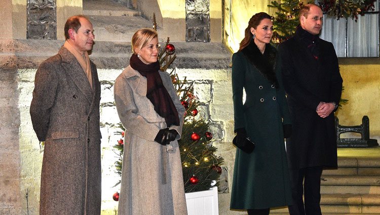 El Príncipe Guillermo y Kate Middleton y el Príncipe Eduardo y Sophie Rhys-Jones en un encuentro con voluntarios en Windsor Castle