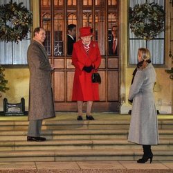 La Reina Isabel, el Príncipe Eduardo y Sophie Rhys-Jones en un encuentro con voluntarios y trabajadores esenciales en Windsor Castle