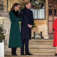 La Reina Isabel, el Príncipe Guillermo y Kate Middleton en un encuentro con voluntarios y trabajadores esenciales en Windsor Castle