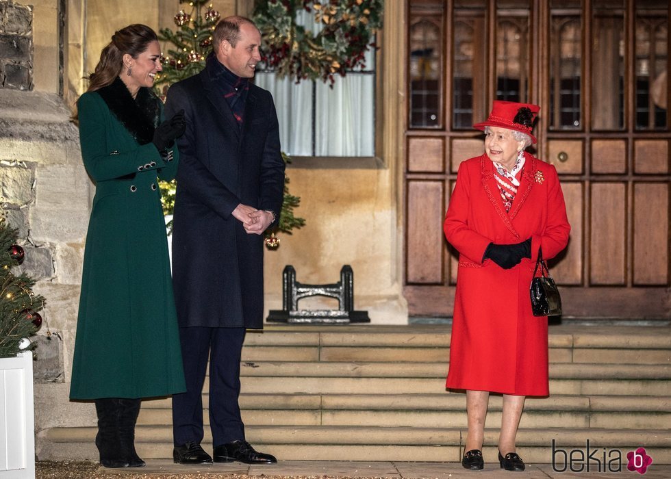 La Reina Isabel, el Príncipe Guillermo y Kate Middleton en un encuentro con voluntarios y trabajadores esenciales en Windsor Castle