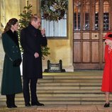La Reina Isabel habla con el Príncipe Guillermo y Kate Middleton en un encuentro con voluntarios y trabajadores esenciales en Windsor Castle