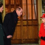 El Príncipe Guillermo y Kate Middleton se acercan a la Reina Isabel en un encuentro con voluntarios y trabajadores esenciales en Windsor Castle