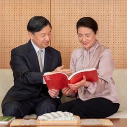 Naruhito y Masako de Japón leyendo un libro juntos
