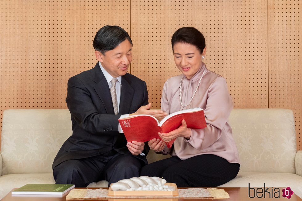 Naruhito y Masako de Japón leyendo un libro juntos