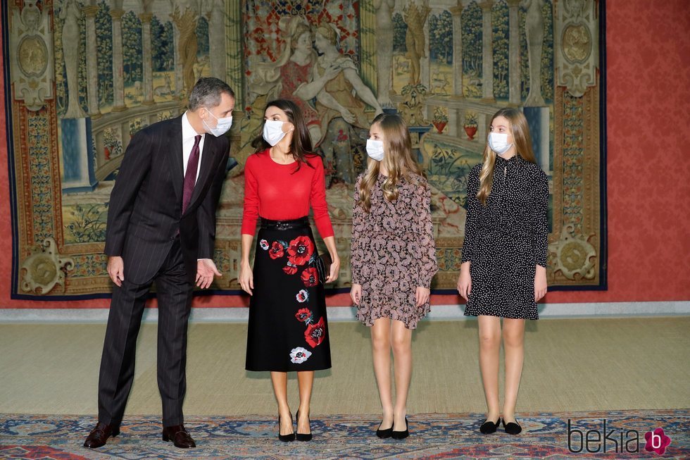 Los Reyes Felipe y Letizia, la Princesa Leonor y la Infanta Sofía comparten confidencias en la reunión del Patronato de la Fundación Princesa de Girona