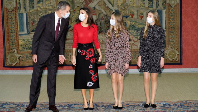 Los Reyes Felipe y Letizia, la Princesa Leonor y la Infanta Sofía comparten confidencias en la reunión del Patronato de la Fundación Princesa de Girona