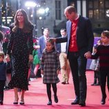 El Príncipe Guillermo, Kate Middleton y los Príncipes Jorge, Luis y Carlota acudiendo al espectáculo 'Pantoland'
