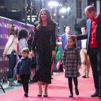 El Príncipe Guillermo, Kate Middleton y los Príncipes Jorge, Luis y Carlota acudiendo al espectáculo 'Pantoland'