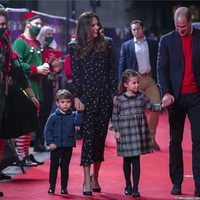 El Príncipe Guillermo, Kate Middleton y sus hijos, los Príncipes Jorge, Carlota y Luis en la alfombra de 'Pantoland'