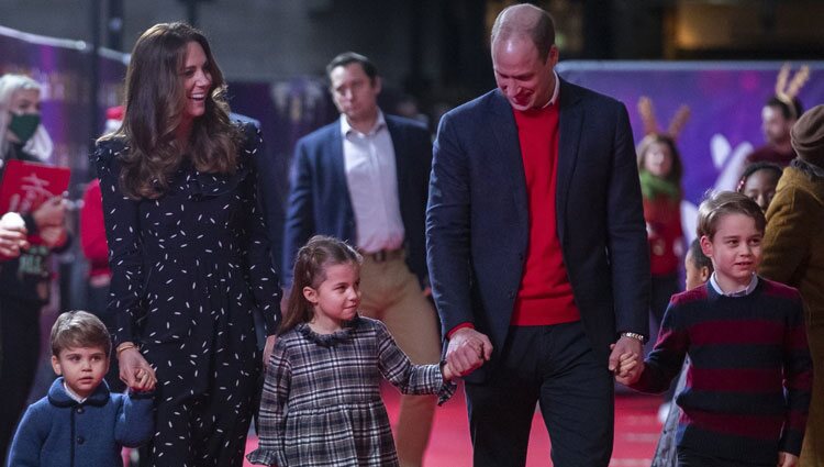 El Príncipe Guillermo, Kate Middleton y sus hijos, los Príncipes Jorge, Carlota y Luis en la alfombra de 'Pantoland'
