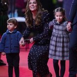 Kate Middleton y sus hijos, el Príncipe Luis y la Princesa Carlota en el espectáculo 'Pantoland'