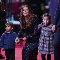 Kate Middleton y sus hijos, el Príncipe Luis y la Princesa Carlota en el espectáculo 'Pantoland'