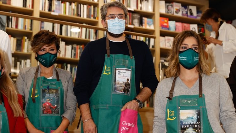 Sonsoles Ónega, Máximo Huerta y Sandra Barneda ejerciendo de libreros