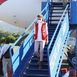 La Reina Letizia baja del avión a su llegada a Honduras para un viaje de cooperación