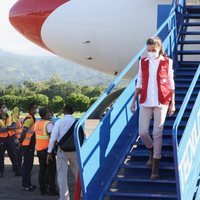 La Reina Letizia baja del avión a su llegada a Honduras para un viaje de cooperación