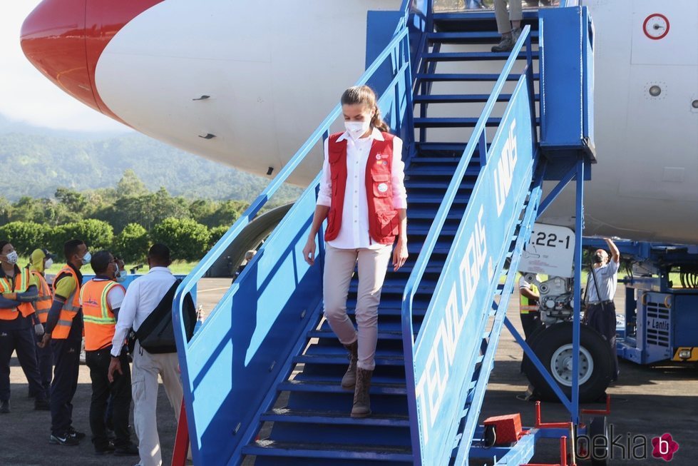 La Reina Letizia baja del avión a su llegada a Honduras para un viaje de cooperación
