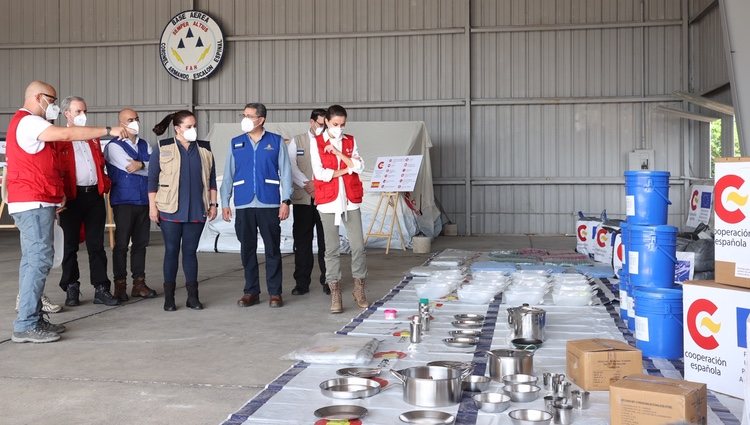 La Reina Letizia con la ayuda humanitaria enviada por España a Honduras