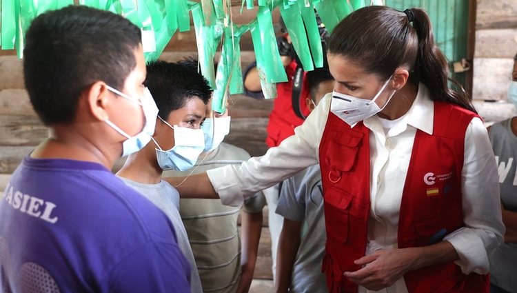 La Reina Letizia con un niño en el Centro de Educación Básica Oswaldo López de Arellano durante su viaje humanitario a Honduras