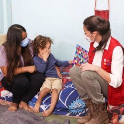 La Reina Letizia con una madre y su hijo refugiados en un albergue en su viaje humanitario a Honduras